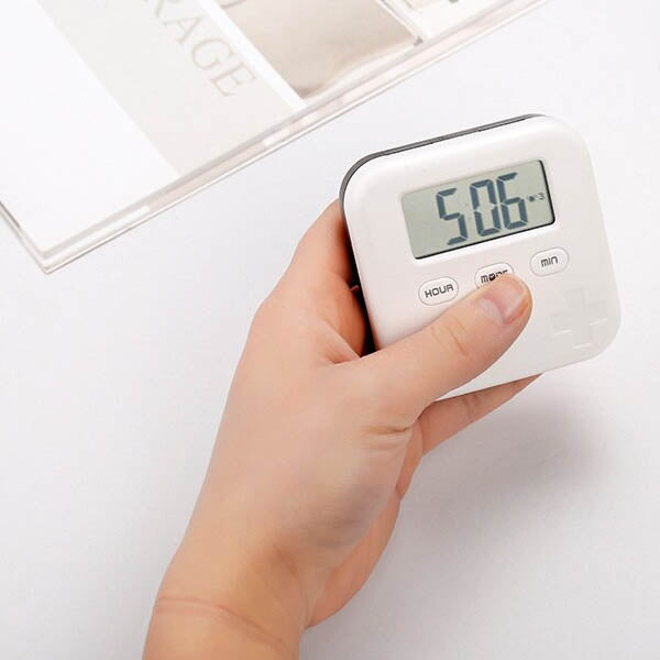 Pille æske med 4 rum og alarm funktion